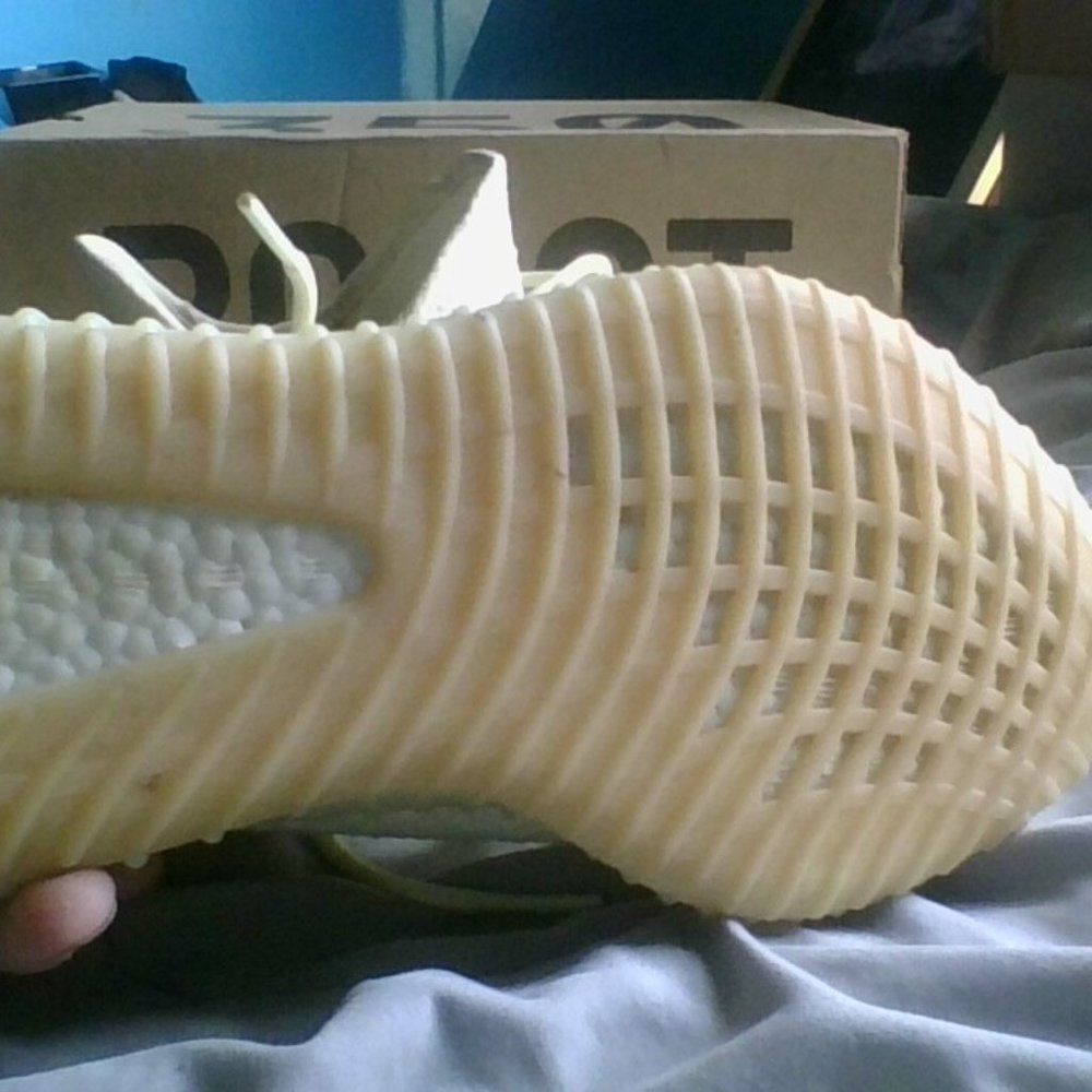 YEEZY BOOST 350 V2 (BUTTER) [TRADES ONLY!!] - Picture 4 of 7